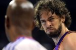 pau-gasol-scowls-at-referee1